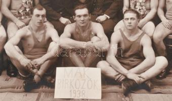1938 Makó, MAK birkózók csoportképe, rengeteg éremmel, kartonra kasírozott fotó Bucskó Gyula fénykép...