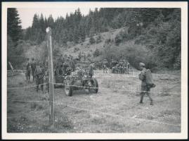 1942 Páncéltörő ágyúink előrenyomulás közben, hátoldalon feliratozott eredeti fotó, szép állapotban, 13,5×18 cm
