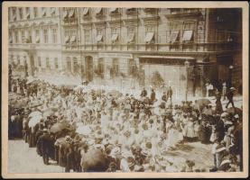 cca 1900 Bécs, felvonuló emberek, üzletek nagyobb keményhátú fotó 18x13 cm / Vienna marching people.