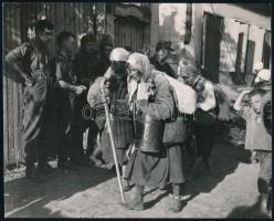 cca 1940 Vác, Koldusok. Vintage fotó. 21x17 cm