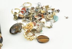 Vegyes bizsu tételek. 5 db nejlon zacskóban. közötte sérültek, kopottak