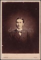 cca 1875 Gróf Apponyi Albert (1846-1933) politikus, későbbi miniszter nagyméretű fotója, Adéle bécsi műterméből, hátoldalon feliratozva, korábbi beragasztás nyomaival, 16,5×11 cm