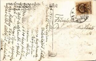 1940 Csíkszereda, Miercurea Ciuc; bevonulás, zászlóátadás a magyar címer előtt / entry of the Hungar...