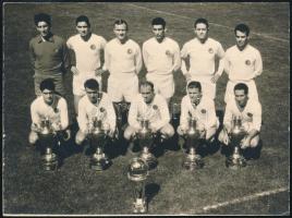 cca 1963 Real Madrid labdarúgó csapata, 1961-1963, rajta Puskás Ferenc (1927-2006), Alfredo di Stefano (1926-2014), és mások, fotó, a hátoldalán feliratozva, pecséttel jelzett, 9x12 cm