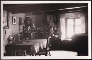 cca 1932 Budapest, Tabán, Aranykacsa utca 7. számú ház udvara, konyha- és szobabelső, 3 db egyenként feliratozott eredeti fotó, szép állapotban, 9×13,5 cm