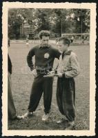 1954 Bozsik József (1925-1978) Solothurnban autogrammot ad edzés közben, 1954-es világbajnokság, fotó, a hátoldalon feliratozva, 10x7 cm