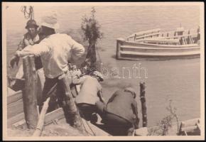 cca 1935 Merítés a Jordán folyóból, magyar zarándokcsoport jeruzsálemi útján készült fotó, hátoldalon feliratozva, 8,5×12,5 cm