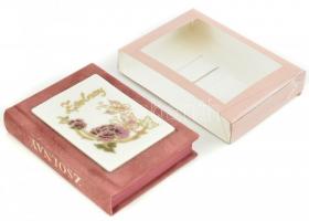 Dr. Sikota Győző: Zsolnay. Bp., 1996, Műszaki Könyvkiadó. Kiadói bársony-kötés, porcelán pillangó mi...