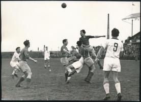 1951 Vasas - Honvéd, 1:1, 1951. IV. 8., a Vasas pontot ment a Puskás Ferenc vezette Honvéd ellen, fotó, a hátoldalán feliratozva, Pobuda Foto, 13x18 cm