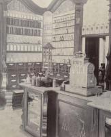cca 1905-1910 Magyarországi gyógyszertér belső fotója, korabeli üvegezett keretben, 15×19,5 cm