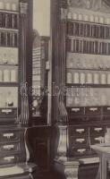 cca 1905-1910 Magyarországi gyógyszertér belső fotója, korabeli üvegezett keretben, 15×19,5 cm