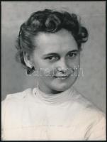 1955 Dr. Kelemen Vera (1934-2020) Ifjúsági világbajnok, Univesiade győztes tőrvívónő, szemészfőorvos, fotó, a hátoldalán feliratozva, 24x18 cm