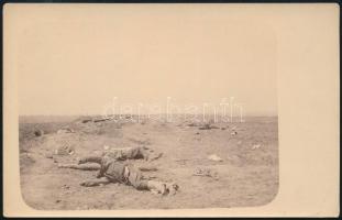 cca 1916 Halottak hevernek a földön egy ütközet után a harctéren, fotó, 8,5×14 cm / fallen soldiers on the battlefield, world war I, photo