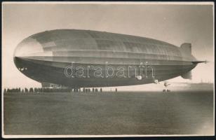 1931 Budapest, Az LZ127 Graf Zeppelin léghajó Csepelen, fotó, szép állapotban, 8,5×13,5 cm