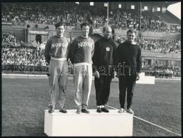 cca 1952 Németh Imre (1917-1989) és Csermák József (1932-2001) olimpiai bajnok kalapácsvetők dobogón, fotó, 23x18 cm
