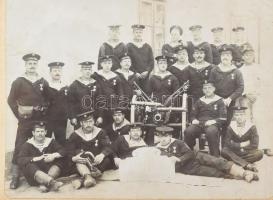 cca 1900 Kína, fotóalbum a boxerlázadás idejéből, kínai város- és életképekkel, emellett külföldi cs...