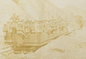 cca 1900 Kína, fotóalbum a boxerlázadás idejéből, kínai város- és életképekkel, emellett külföldi cs...