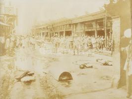 cca 1900 Kína, fotóalbum a boxerlázadás idejéből, kínai város- és életképekkel, emellett külföldi cs...