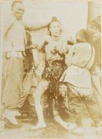 cca 1900 Kína, fotóalbum a boxerlázadás idejéből, kínai város- és életképekkel, emellett külföldi cs...