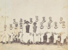 cca 1900 Kína, fotóalbum a boxerlázadás idejéből, kínai város- és életképekkel, emellett külföldi cs...