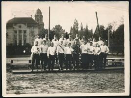 cca 1920-1940 Vívók csoportképe a Magyar Atlétikai Club (MAC) pályáján, fotó, a szélén gyűrődésnyommal, szakadással, 9x12 cm