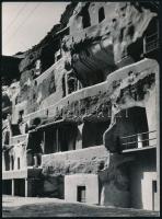 Ergy Landau (1896-1967) magyar származású francia fotográfus 3 db pecséttel jelzett fotója,(Grottes de Touen-Houang, Grottes de Touen-Houang desert de Soli, Testa di Buddha, China), kis kopásnyomokkal, egy fotó sarkán kis törésnyommal, 23x17 cm és 23x16,5 cm közötti méretben /