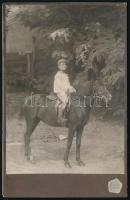1908 Marosvásárhely, fiúcska lovon, keményhátúfotó, Csonka Géza marosvásárhelyi műterméből, feliratozva, 16x10 cm