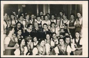 1940 Lehár Ferenc (1870-1948) zeneszerző német nyelvű, autográf fótólapja színházi csoportképpel, me...