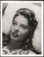 1940 Szeleczky Zita (1915-1999) színésznő nagyméretű dedikált fotója, az egyik sarkán kis gyűrődéssel, 30x23 cm