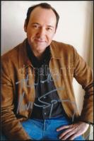 Kevin Spacey (1959-) színész aláírása az őt ábrázoló fotón / autograph signature