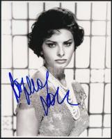 Sophia Loren (1934-) színésznő aláírása az őt ábrázoló fotón / autograph signature
