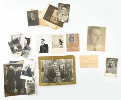 1930-1945 A szegedi Reich, Freund, Pálfi, Székely családok tagjairól készült fotók (nevesítve, feliratozva) dokumentumok, a kereskedő, ékszerész, és régiségkereskedő családról, nagy részük nem élte túl a Holocaustot.