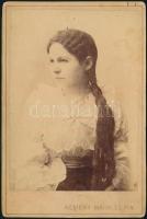 cca 1910 Fiatal hölgy portréja, keményhátú vizitkártya fotó Kemény Márk és Fia ungvári műterméből, 16x10,5 cm
