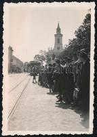 cca 1930-1940 Sátoraljaújhely, Főtér a Kossuth-szoborral és a Hegyközi kisvasúttal, hátoldalán feliratozott fotó, 8,5x6 cm