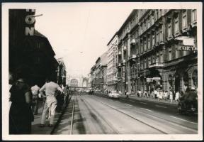 1970 Bp. VIII., Rákóczi út a Keleti pályaudvarral, hátoldalán kissé sérült, feliratozott fotó, 10,5x7,5 cm