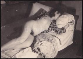 cca 1940-1960 Fekvő akt, szolidan erotikus fotó, 8x5,5 cm