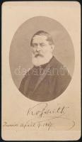 cca 1867 Kossuth Lajos (1802-1894) vizitkártya méretű fényképe 1867-ből, keményhátú fotó, Kossuth sokszorosított aláírásával a fotón, jelzés nélkül, 10,5x6 cm