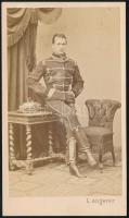 cca 1864 Rohonczy Aladár (1845-1902) huszár főhadnagy vizitkártya méretű fényképe, hátoldalán feliratozott keményhátú vintage fotó L. Angerer bécsi műterméből, 10,5x6 cm