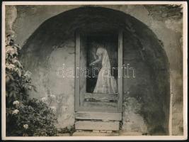 cca 1930 Lőcse, a fehér asszony, hátoldalon feliratozott fotó Erdélyi műterméből, hidegpecséttel jelzett, 18×23,5 cm