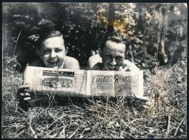 Ludas Matyit olvasó férfiak, propaganda fotó, felületi sérülésekkel, 13×17,5 cm
