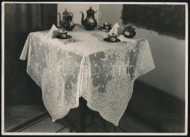 Asztali életkép, tüllrátétes terítő, hátoldalon feliratozott fotó, 17,5×24 cm