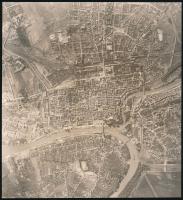 cca 1944 Győr városa, II. világháborús katonai felderítő légifotó, hátoldalán feliratozva, 19x17,5 cm