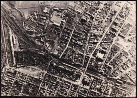 cca 1944 Győr belváros (vasútállomás, városháza és környéke), II. világháborús katonai felderítő légifotó, hátoldalán ragasztónyommal, 18x12,5 cm