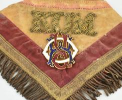 3 db szabadkőműves kézelő. XIX. sz. Anglia. Selyem, bársony, rajtuk zománcozott szabadkőműves jelvén...