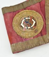 3 db szabadkőműves kézelő. XIX. sz. Anglia. Selyem, bársony, rajtuk zománcozott szabadkőműves jelvén...