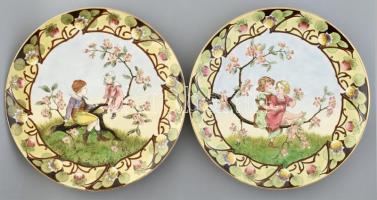 Német fali dísztányér pár, fajansz, öblében színesen festett jelenet, faágakon játszadozó gyermekek. Korának megfelelő állapotban. Jelzett. d: 39 cm