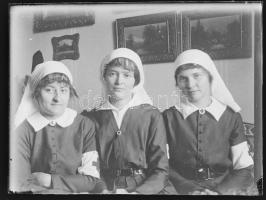 cca 1914 és 1943 között készült felvételek katonákról, 13 db vintage üveglemez negatív ismeretlen cs...