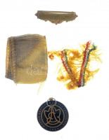 1924. Magyar Amateur Mágusok Egyesülete zománcozott Br medál hátlapon MORZSÁNYI BUDAPEST ESKÜ ÚT 5. gyártói jelzéssel, 14 gravírozással, különálló kitűzővel és sérült szalaggal (24mm) T:1- / Hungary 1924. Hungarian Amateur Magicians Association enamelled Br medal with makers mark MORZSÁNYI BUDAPEST ESKÜ ÚT 5., with 14 engraving, with with separate badge and damaged ribbon (24mm) C:AU
