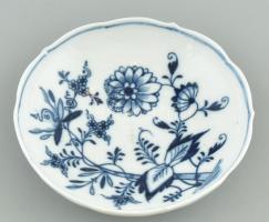 1 db Meisseni porcelán salátás tálka. Máz alatti kék festés, sérült, jelzett: Kardos Meissen. d:13,5cm