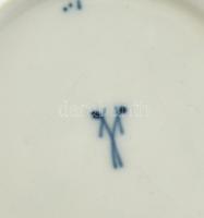 1 db Meisseni porcelán salátás tálka. Máz alatti kék festés, sérült, jelzett: Kardos Meissen. d:13,5...